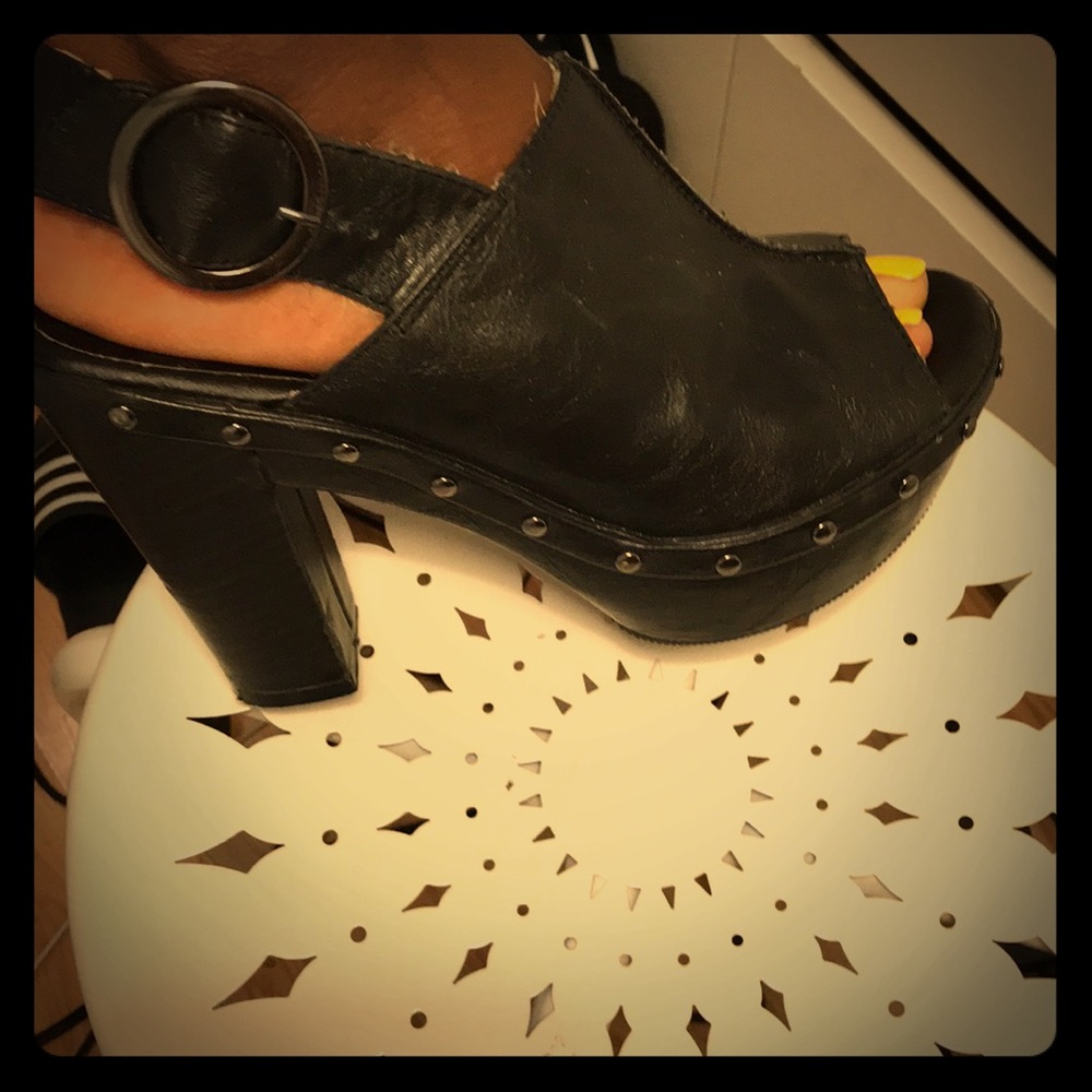 Black clog heels !